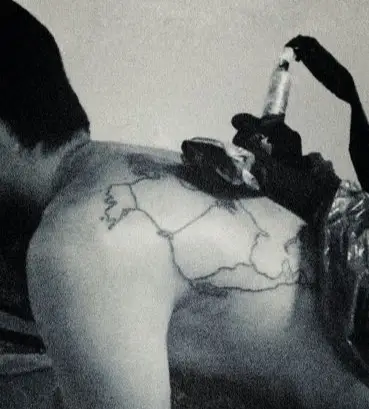 Tatuaggio mappa del mondo sulla schiena